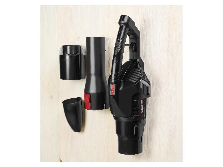 Souffleur sans fil Parkside noir avec trois accessoires sur fond de bois clair.