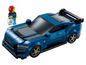 Une voiture Ford Mustang bleue Lego avec une figurine.
