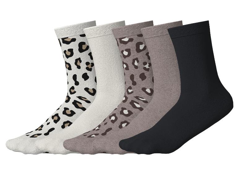 Cinq paires de chaussettes, dont imprimé léopard, beige uni et noir.