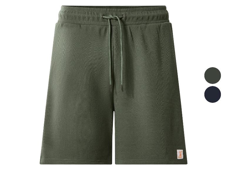 Shorts gaufrés verts avec cordon de serrage, avec échantillons de couleur vert foncé et bleu marine.