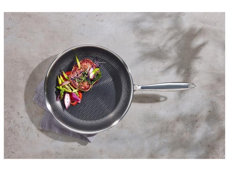 Steak et légumes dans une poêle élégante.