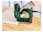 Agrafeuse électrique en action, fixant une toile sur un cadre en bois, montrant les types d'agrafes et de clous.