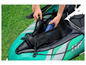 Une personne range une enceinte JBL dans un kayak gonflable Hydro-Force.