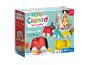 Une boîte de jouets Clementoni Soft Clemmy, comprenant un train sensoriel avec des blocs et des wagons.