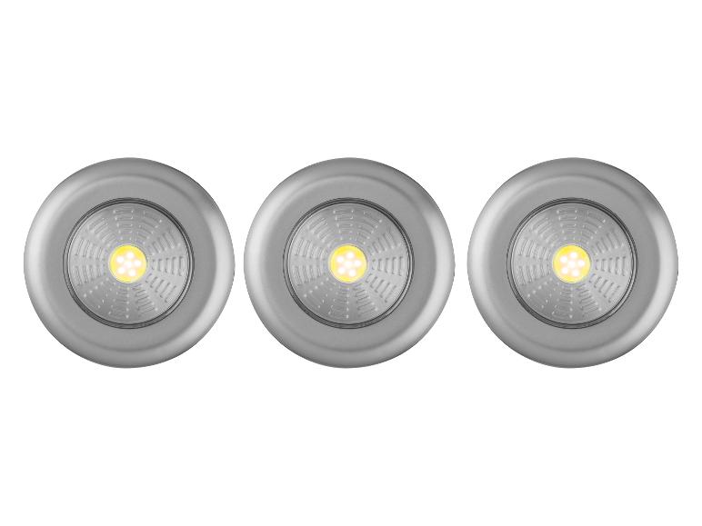 Trois lampes LED rondes argentées avec une lumière jaune brillante.