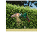 Une scie Parkside verte coupe du bois dans un jardin.