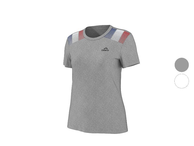 T-shirt de sport gris à manches courtes avec des rayures bleues, blanches et rouges sur les épaules.
