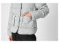 Une veste grise avec des boutons et une poche.