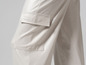 Pantalon beige avec de grandes poches.