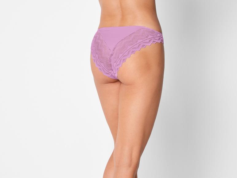 Sous-vêtements en dentelle lilas.