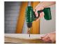 Une main utilisant une perceuse Parkside pour percer du bois.