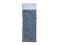 Sac de couchage bleu marine et bleu clair pour le camping.