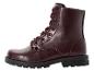 Bottines à lacets bordeaux avec une semelle épaisse.