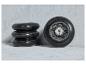 Roues de patins à roulettes noires : trois petites et une grande.