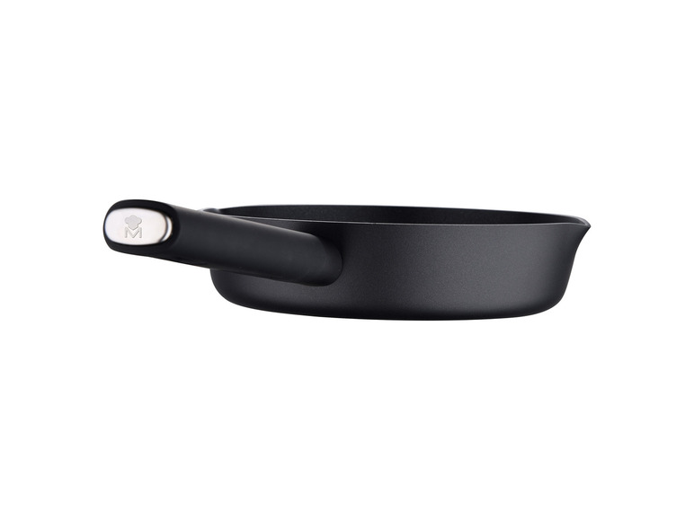 Une casserole noire de la marque MasterClass avec une longue poignée.