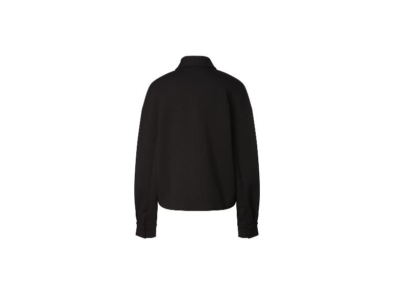 Un pull noir à col roulé à manches longues.