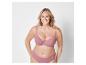 Une femme porte un soutien-gorge et une culotte roses.