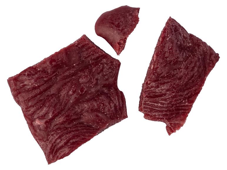 Morceaux de viande séchée sur fond blanc.