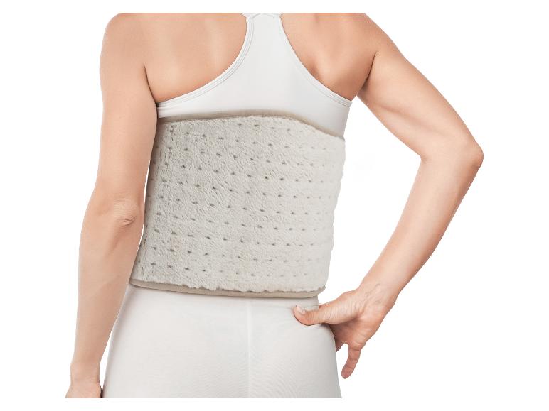 Femme avec support dorsal et vêtements de sport blancs