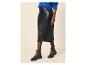 Femme en pull bleu, jupe en cuir noire et bottines noires.