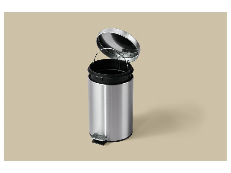 Poubelle à pédale en acier inoxydable avec couvercle ouvert et seau intérieur noir.