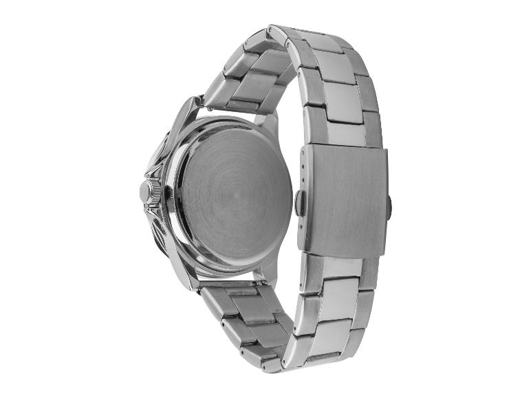 Une montre argentée avec un bracelet en acier