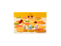 Trois petites figurines d'oiseaux en robes à thème fruité sur des tranches de fruits, avec plus de fruits en arrière-plan.