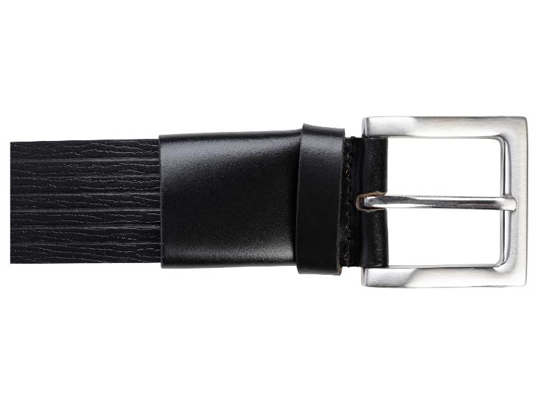Une ceinture en cuir noir avec une boucle argentée.