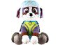 Peluche de chien assis avec un casque bleu et une combinaison verte et violette.