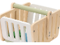 Panier de courses en bois pour jouets avec poignée vert clair et côtés à lattes blanches.
