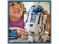 Un enfant construit un robot R2-D2 LEGO Star Wars.