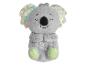 Peluche koala grise avec des oreilles colorées et des pattes vertes à pois.