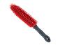 Brosse de nettoyage rouge avec manche noir.