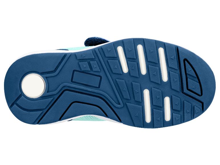 Vue de dessous d'une semelle de chaussure enfant bleue et blanche avec motif antidérapant.