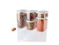 Boîtes de rangement en plastique avec des haricots, des pâtes, des céréales et des lentilles.