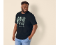 Homme en T-shirt noir avec imprimé planches de surf et texte « GOLDEN HOUR »