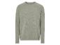 Un pull gris à manches longues.