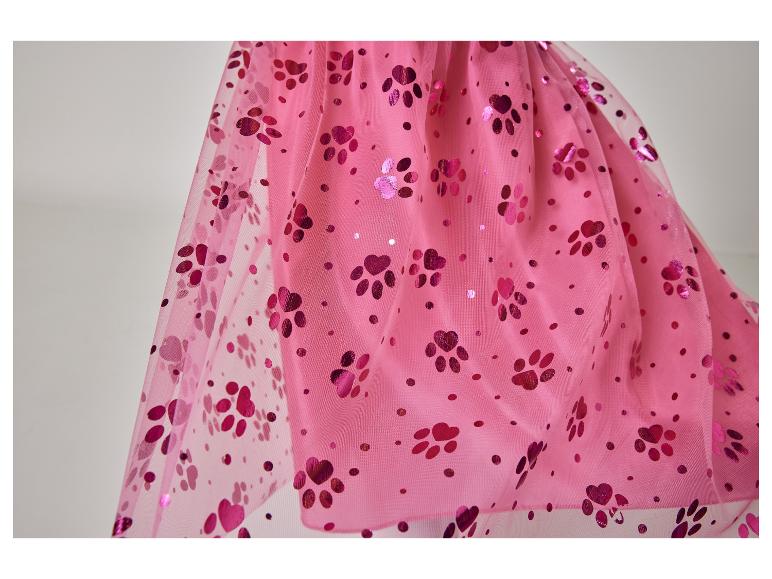 Tissu rose avec des empreintes de pattes et des cœurs brillants.