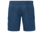 Un short cargo en jean bleu.