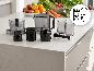 Pièces démontées de l'extracteur de jus SILVERCREST® Premium posées sur un plan de travail.