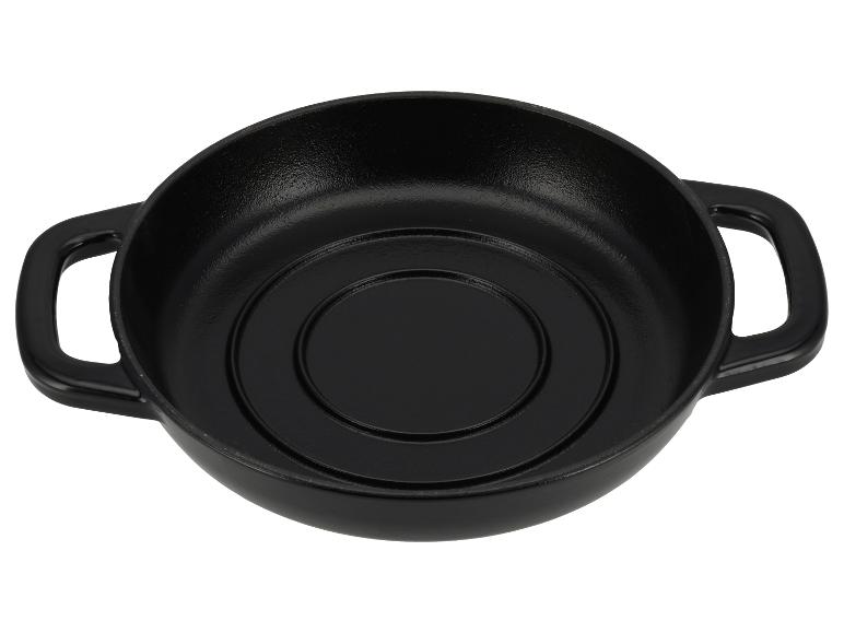 Poêle en fonte noire à deux poignées.