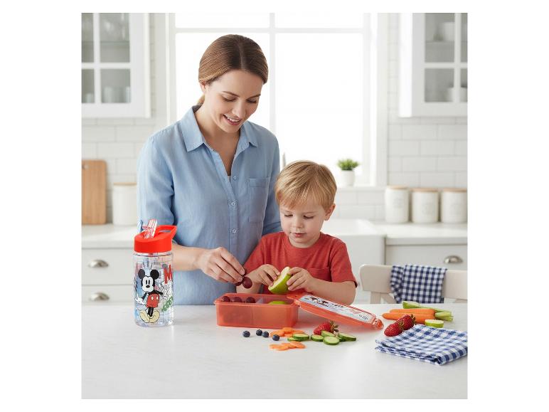 Mère et enfant préparant une collation saine avec une gourde et une boîte à lunch.