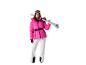 Femme en veste de ski rose, pantalon blanc et lunettes, tenant des skis.