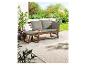 Un banc en bois avec des coussins gris et un repose-pieds assorti sur une terrasse.