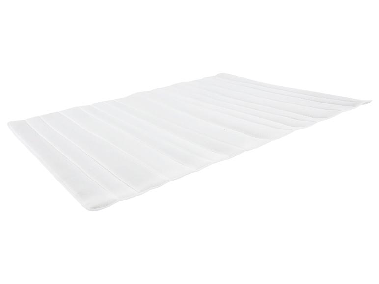 Protège-matelas blanc avec coutures matelassées