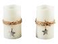 Deux bougies blanches avec pendentifs étoiles et ficelle de jute