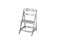 Chaise haute réglable en bois gris pour enfants sur fond blanc.
