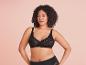 Une femme portant un soutien-gorge et une culotte noirs.