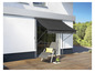 Une marquise noire au-dessus d'une terrasse avec un transat.