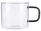 Une tasse en verre avec une poignée noire.